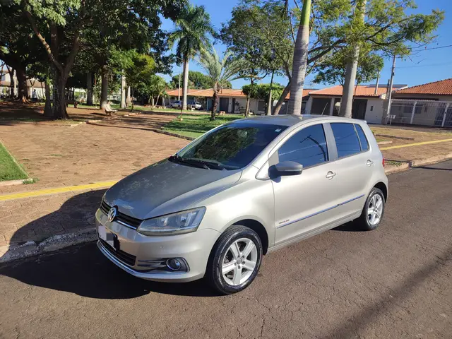 Carro Volkswagen Fox 2015 Highline 1.6 16v MSI (Flex)