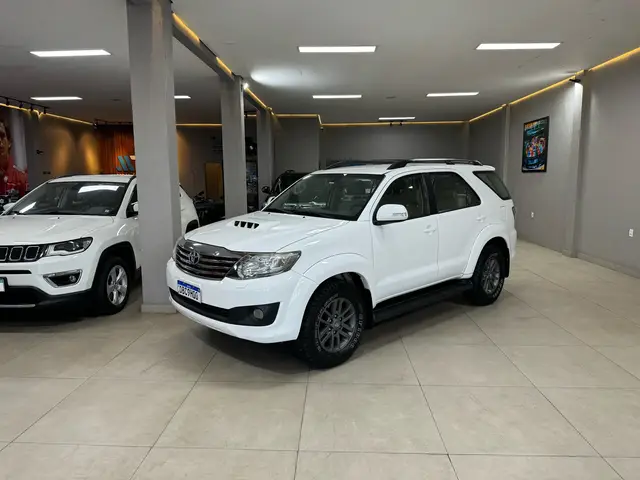 Carro Toyota Hilux SW4 2013 SRV 3.0 4X4 (7 Lugares)