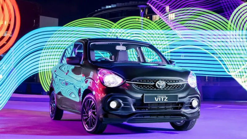 Conheça o Toyota Vitz, rival do Renault Kwid que não será vendido no Brasil