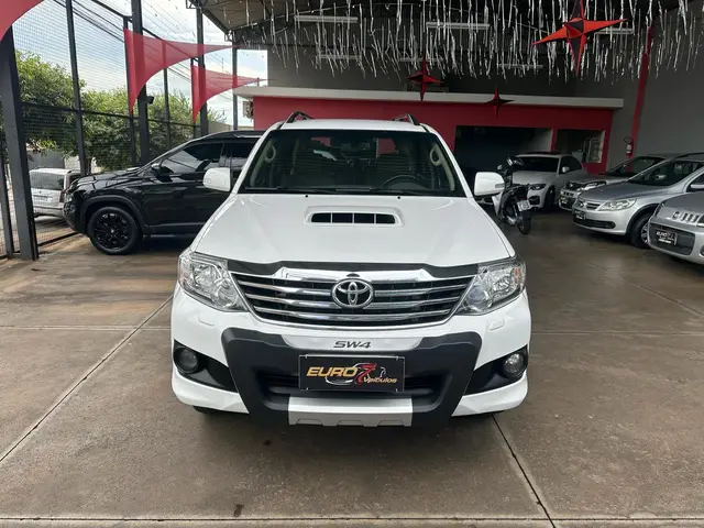 Carro Toyota Hilux SW4 2013 SRV 3.0 4X4 (7 Lugares)