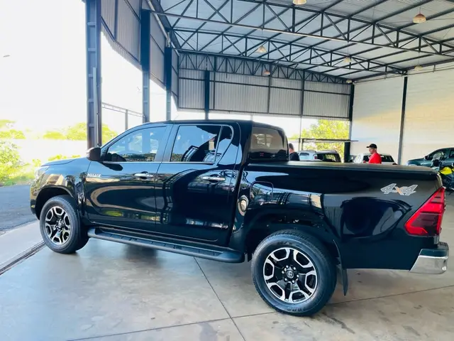Carro Toyota Hilux Cabine Dupla 2023 SRX 4x4 2.8 Diesel