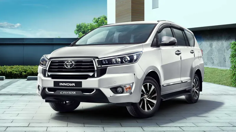 Toyota Innova Crysta: conheça a Zafira indiana com cara de Hilux