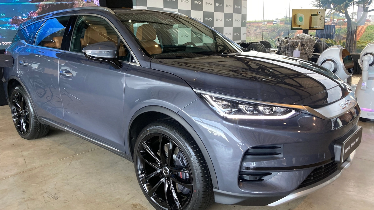 Com capacidade para sete lugares, o BYD Tan ainda oferece autonomia de 430 km