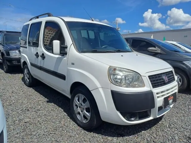 Carro Fiat Doblò 2018 Essence 1.8 7L (Flex)