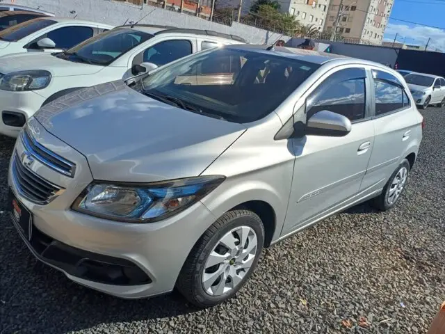 Carro Chevrolet Onix 2015 1.4 LT SPE/4 (Aut)