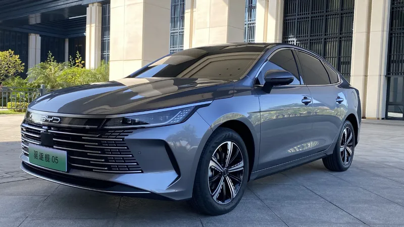 Qual o tamanho do desafio do BYD King contra o Toyota Corolla?