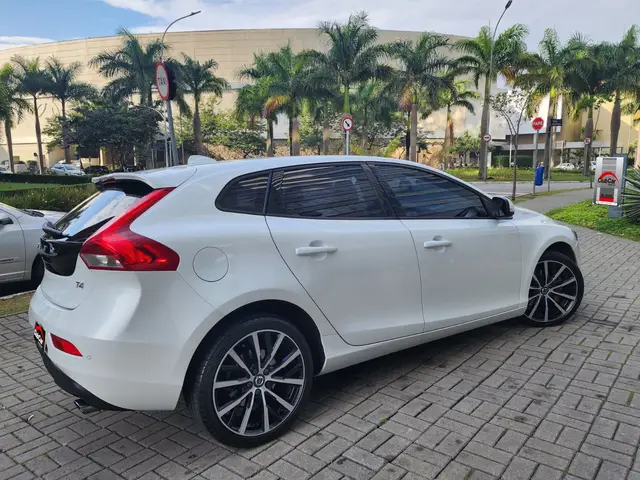 Carro Volvo V40 Momentum 2019 V40 2.0 T4 Momentum