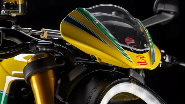 Moto traz o esquema clássico de cores do Brasil do lendário capacete do piloto