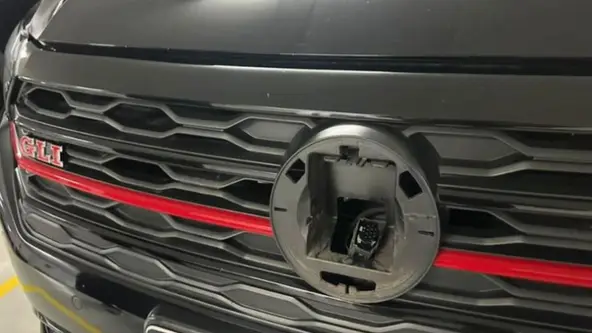 VW Jetta GLI também possui o módulo atrás do emblema da VW na grade frontal