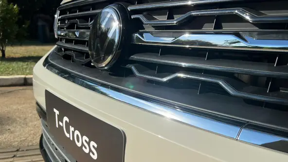 Apesar de encarar como problema de segurança pública, Volkswagen T-Cross 2025 tem mudanças no logo e módulo do ACC