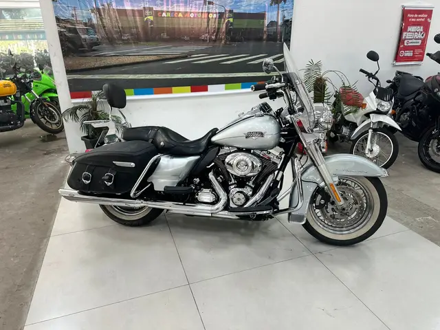 Carro Harley-Davidson Road King 2011 ROAD KING CLASSIC  FLHRC/ CUSTOM FLHRSI