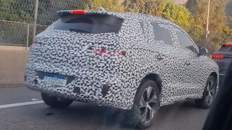 Flagra: BYD Song Pro roda em testes antes de estrear no Brasil