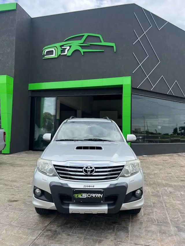 Carro Toyota Hilux SW4 2013 SRV 3.0 4X4 (7 Lugares)