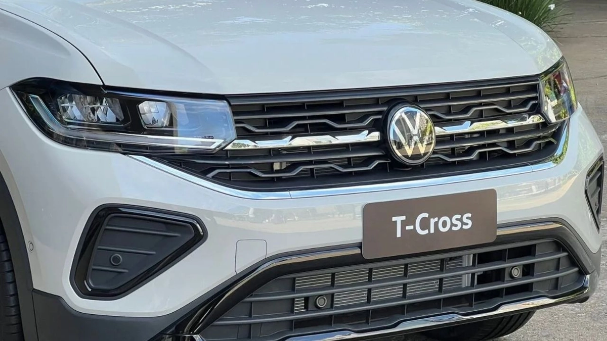 Apesar de encarar como problema de segurança pública, Volkswagen T-Cross 2025 tem mudanças no logo e módulo do ACC