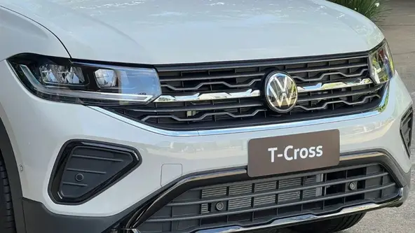 Apesar de encarar como problema de segurança pública, Volkswagen T-Cross 2025 tem mudanças no logo e módulo do ACC
