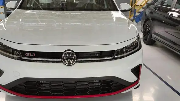 Flagrado no México, o novo VW Jetta GLI traz um visual mais agressivo e fiel a identidade visual da marca 