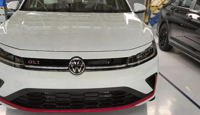Flagrado no México, o novo VW Jetta GLI traz um visual mais agressivo e fiel a identidade visual da marca 