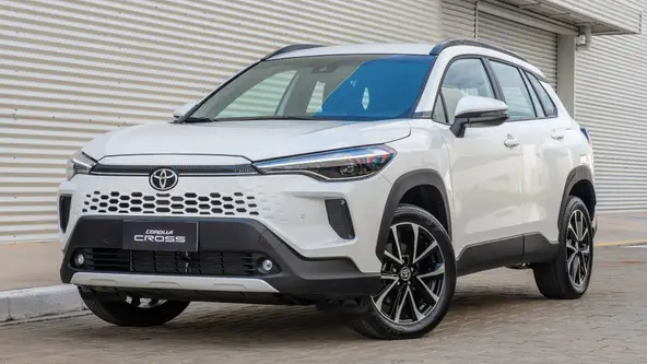Impulsionado por seu facelift, o Toyota Corolla Cross emplacou tal qual um SUV compacto em meio