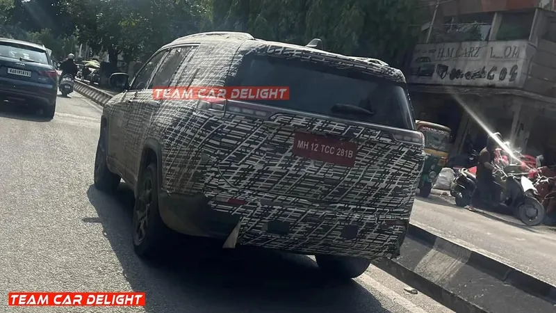 Novo Jeep Commander é flagrado rodando em testes com mudanças sutis