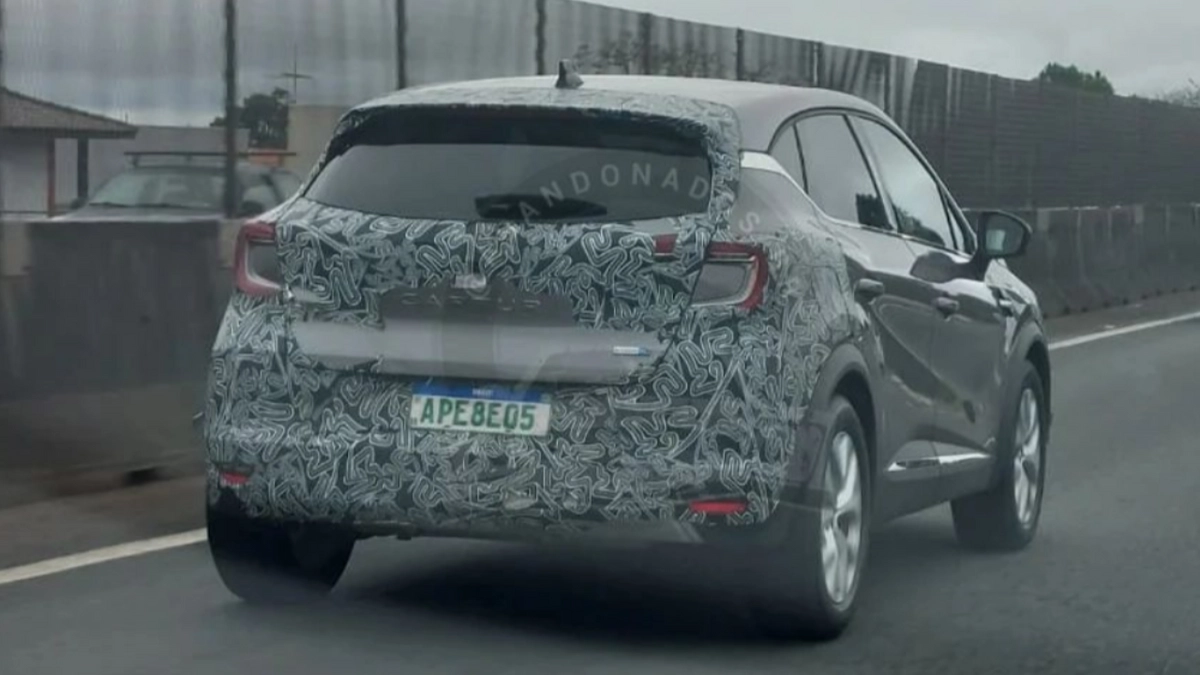 Descontinuado no mercado brasileiro em 2023, a versão europeia do Renault Captur levanta dúvidas ao ser flagrado por aqui
