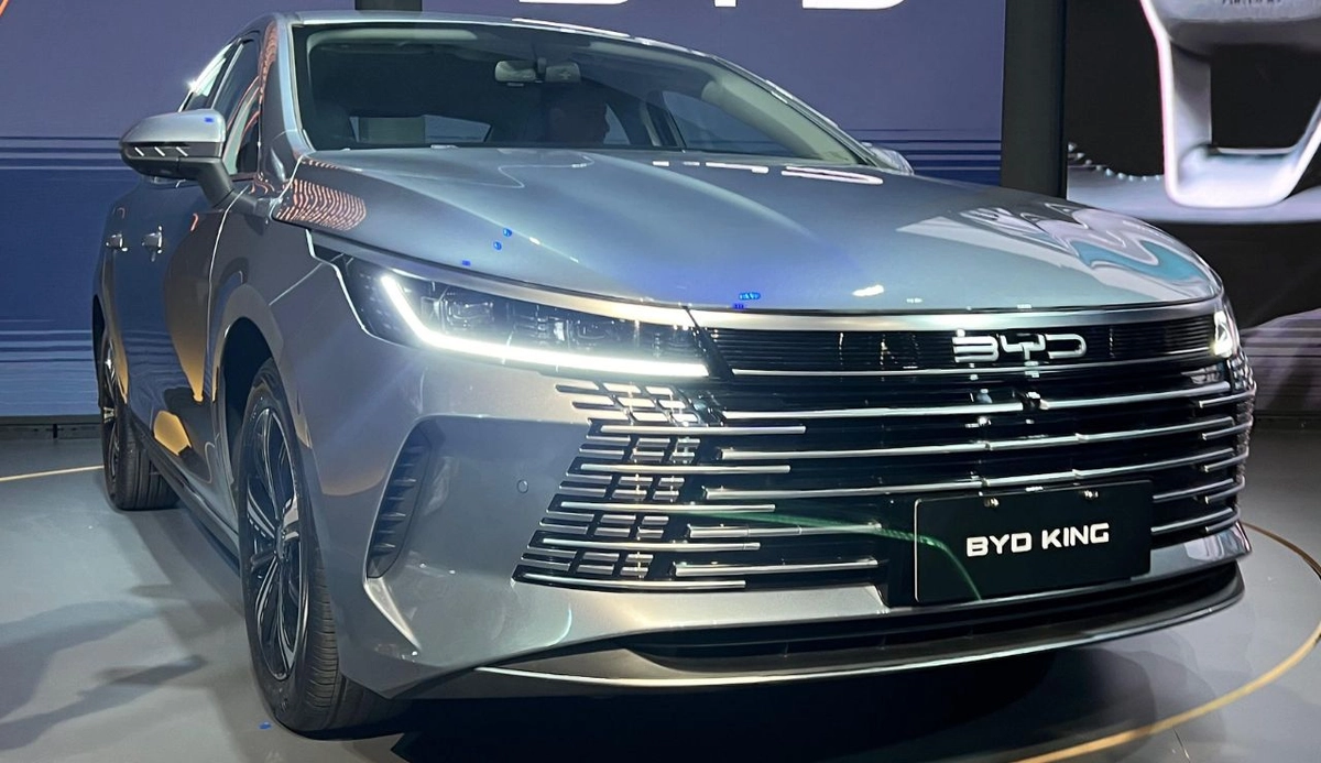Sedan médio chega para tentar desbancar com conjunto híbrido que vai a tomada
