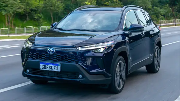 SUV da Toyota ganhou um novo visual neste ano e manteve versões híbridas e as 2.0 apenas térmicas