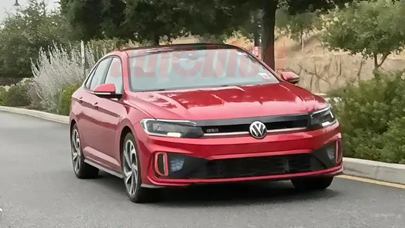 Com estreia marcada, o VW Jetta 2025 trará novidades que já foram flagradas