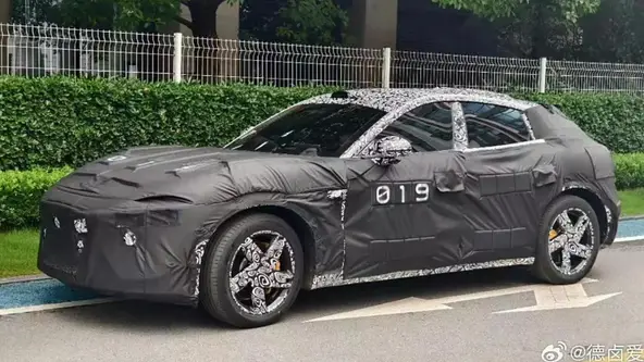 Já flagrado nas ruas, o novo carro da Xiaomi chama atenção por seu design 