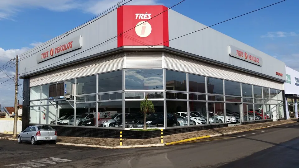 Fachada da loja Três I Veículos - Ibitinga - SP