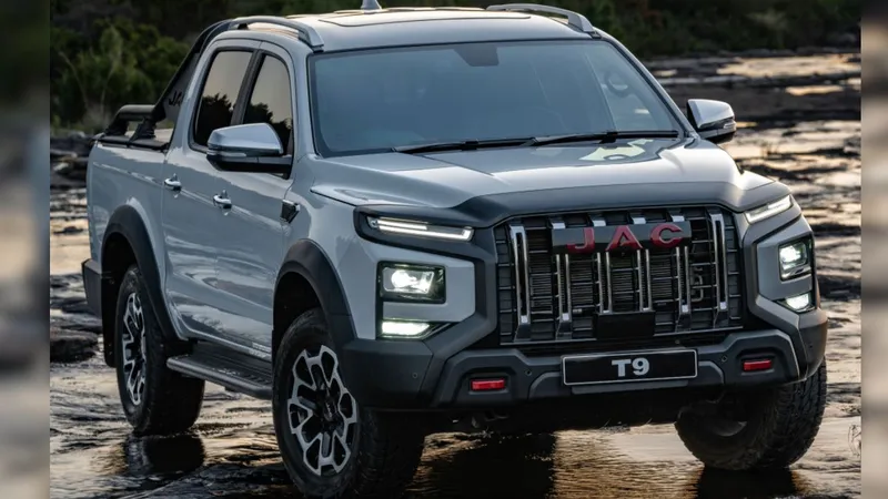 Nova JAC Hunter terá preço da China e cara de vilão do Batman contra Hilux