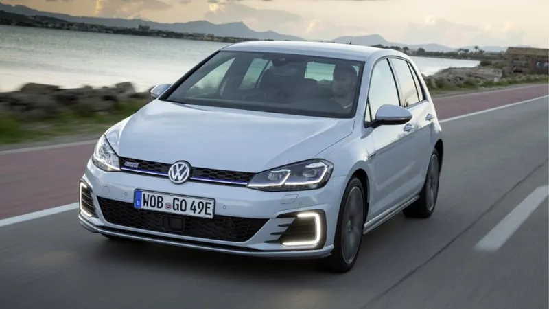 Vendas globais de automóveis a combustão cairão 39%, até 2026