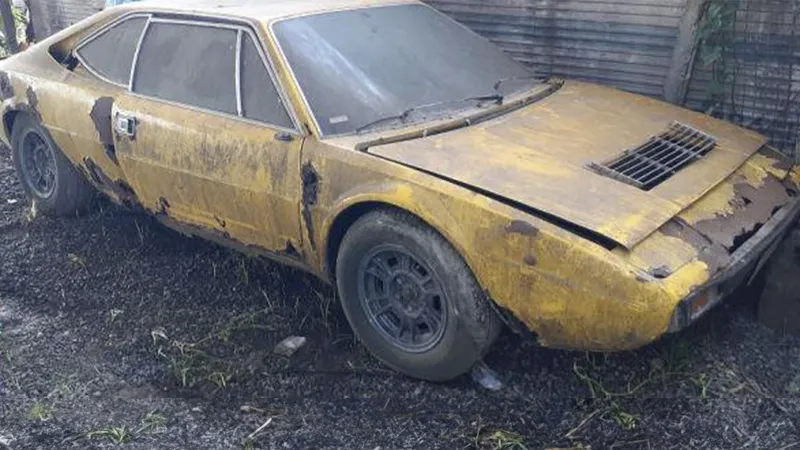 Ferrari única no Brasil vai a leilão como sucata após 18 anos