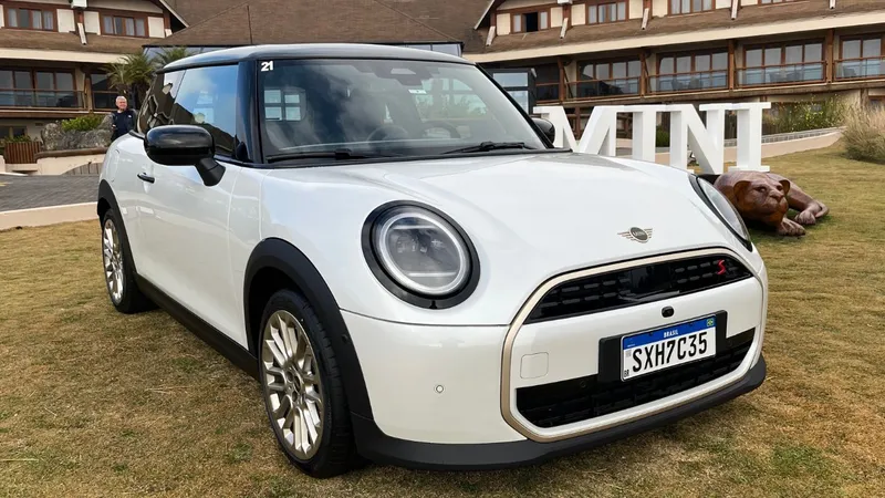 Novo Mini Cooper repete polêmica do Volvo EX30 e tem realidade aumentada