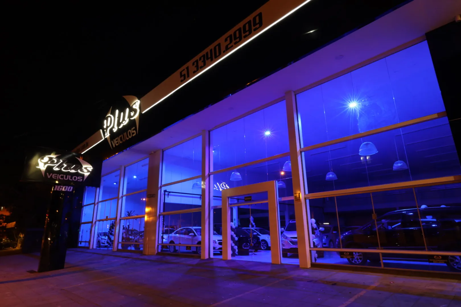 Fachada da loja Veículos à venda em Plus Veículos - Porto Alegre - RS | Mobiauto