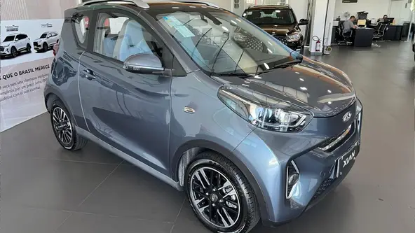 Minicarro tem motor de 61 cv e mimos com bancos elétricos e carregador por indução