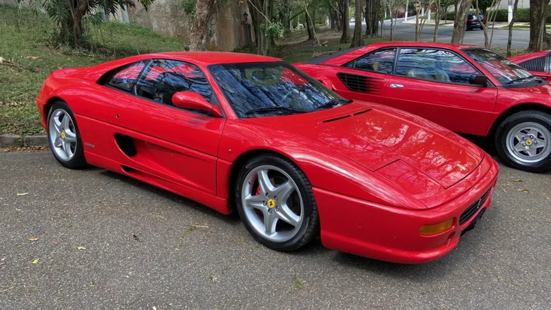 Ferrari F355 com V8 de 380 cv é sinônimo do que representa a marca