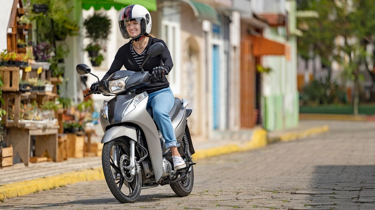 Segunda moto mais vendida é prática para o dia a dia, mas sofre com ruídos e suspensão