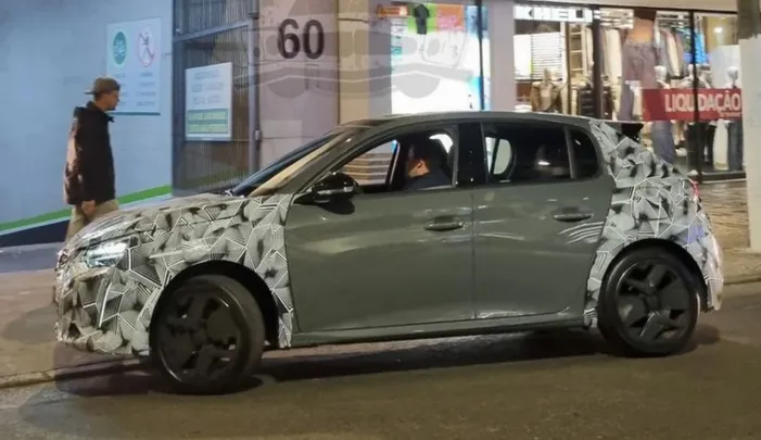 Perto de lançar no Brasil, o novo Peugeot 208 foi avistado quase sem camuflagem
