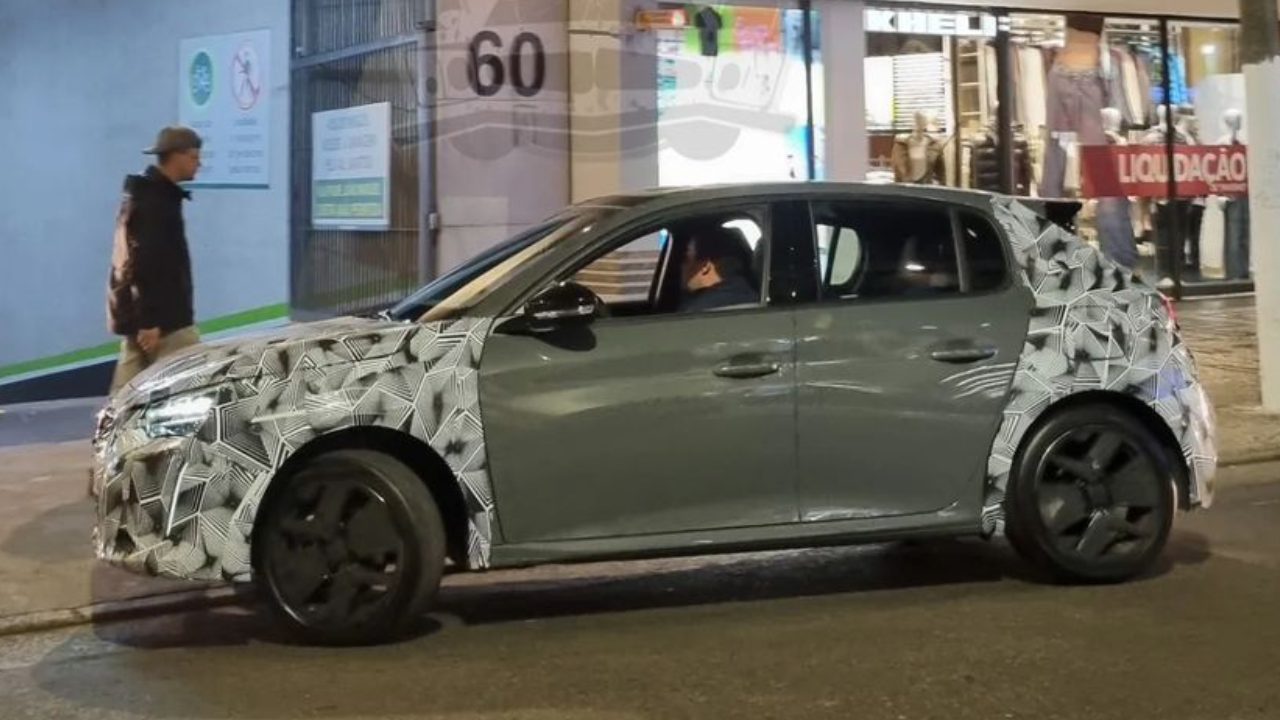 Perto de lançar no Brasil, o novo Peugeot 208 foi avistado quase sem camuflagem