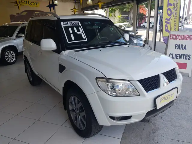 Carro Mitsubishi Pajero TR4 2014 2.0 16V 4x2 (Flex)