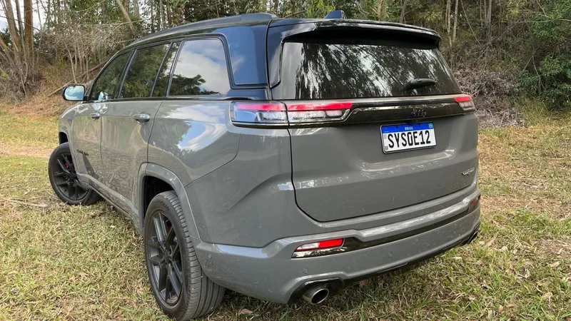 Jeep Commander Blackhawk tem o motor que o SUV de 7 lugares merecia 