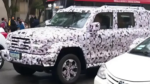 SUV foi registrado completamente camuflado rodando pelas ruas de São Paulo