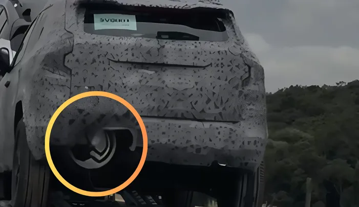 SUV renovado é flagrado com a polêmica marmita do abafador do escapamento à mostra