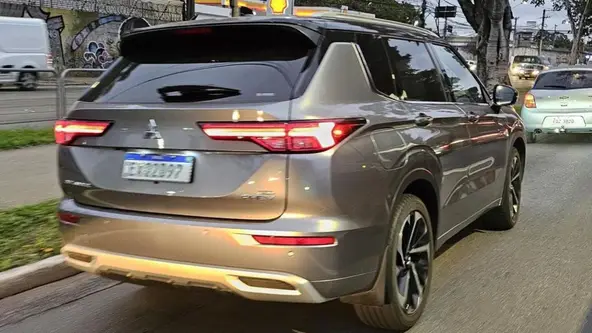 SUV de sete lugares foi flagrado completamente sem camuflagem durante testes finais