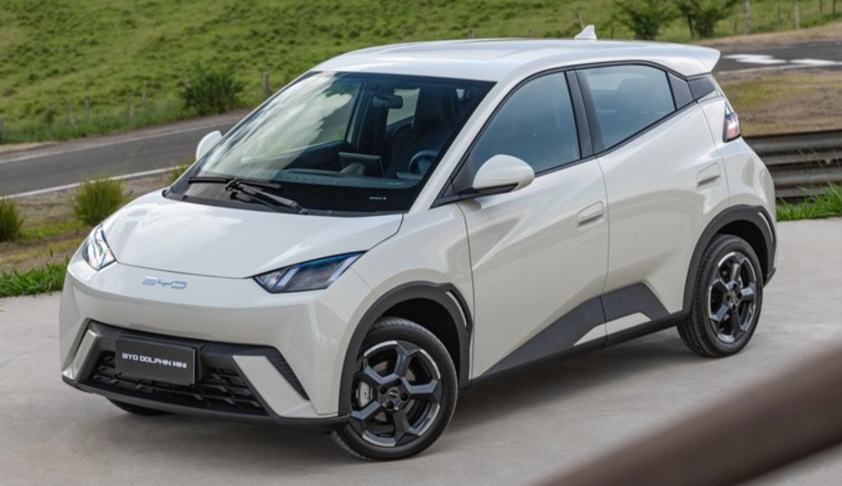 O novo BYD Dolphin Mini é ofertado em três versões de acabamento e manteve os preços da linha anterior 

