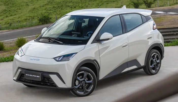 O novo BYD Dolphin Mini é ofertado em três versões de acabamento e manteve os preços da linha anterior 
