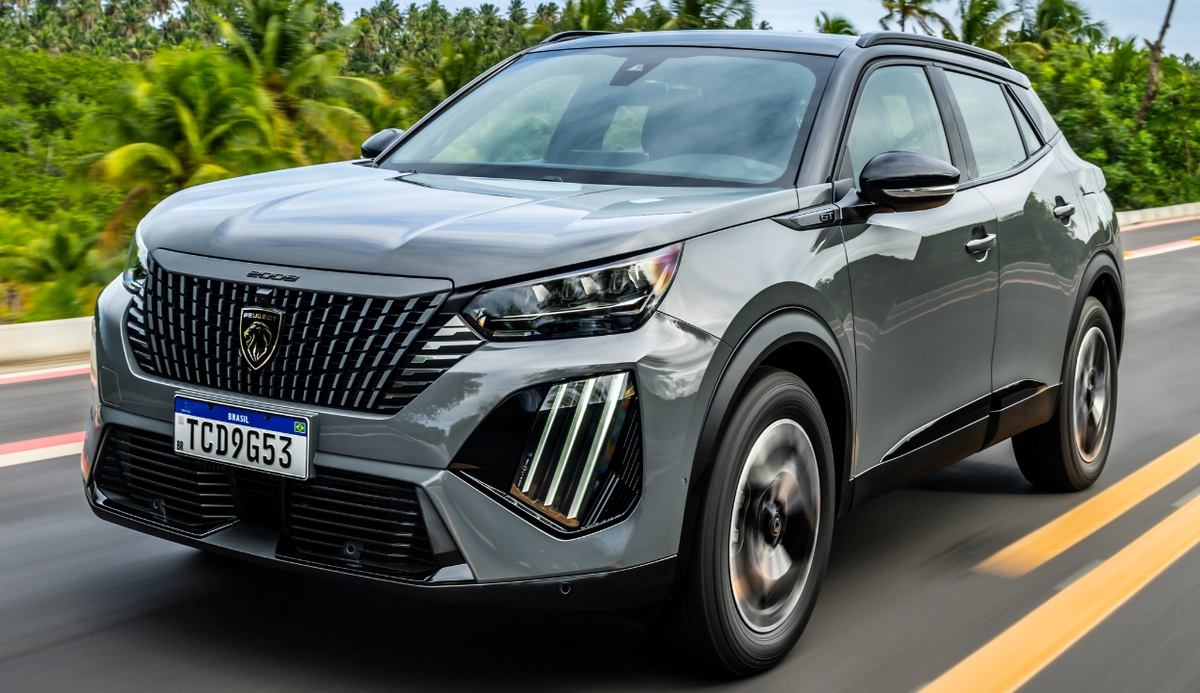 O novo Peugeot 2008 2025 chama atenção pelo novo visual, mas traz mudanças fora a reestilização