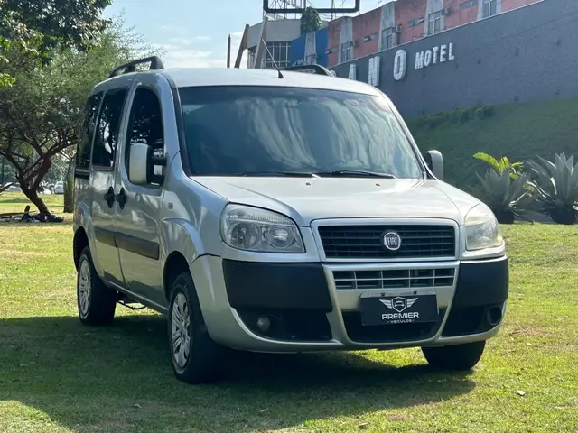 Carro Fiat Doblò 2012 Essence 1.8 16V (Flex)