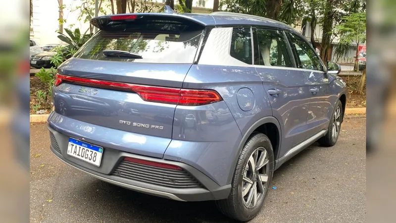 Vendas de elétricos caem 30% e híbridos plug-in crescem 56%