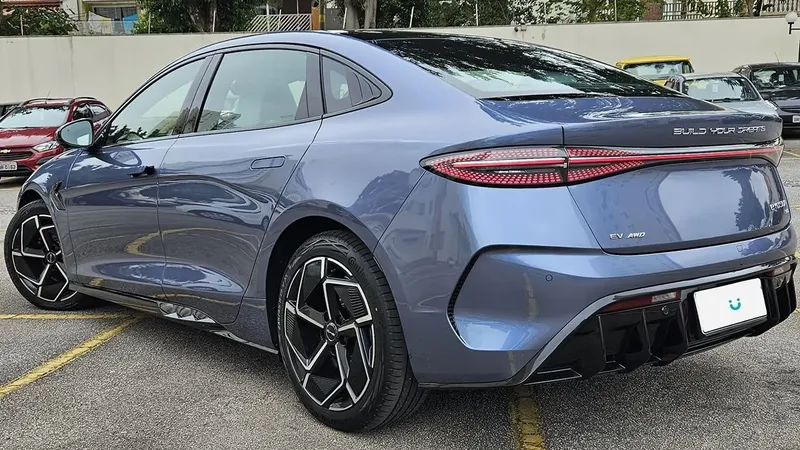 BYD Seal ganha tecnologia da Tesla para dirigir e manobrar sozinho